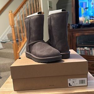UGGS Classic Short II